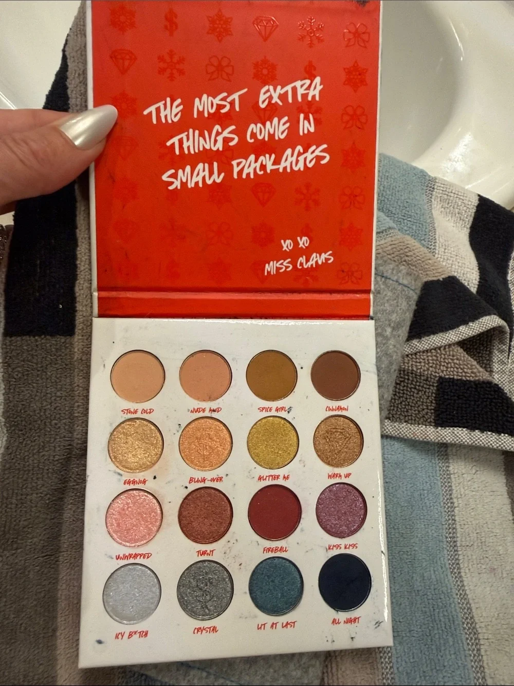Miss Claus so spoiled Eye Shadow Palette - 16 colors BH cosmetics